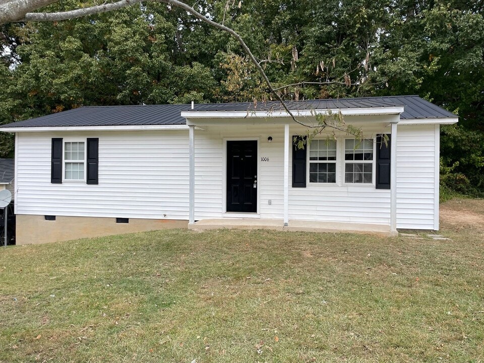 1006 Breezeway Ct in Asheboro, NC - Building Photo