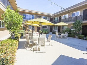 Courtyard on 68th in San Diego, CA - Foto de edificio - Building Photo