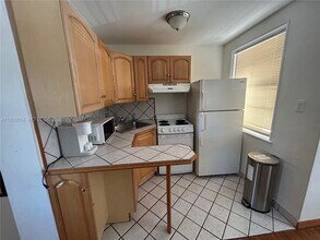 300 Sunset Dr in Fort Lauderdale, FL - Building Photo - Building Photo