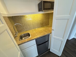 826 Lorraine Blvd, Unit 826 in Los Angeles, CA - Building Photo - Building Photo