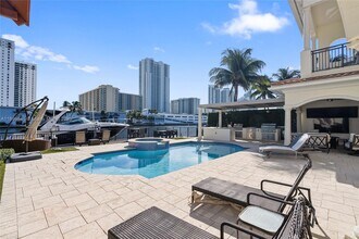 1555 Windjammer Way in Hollywood, FL - Building Photo - Building Photo