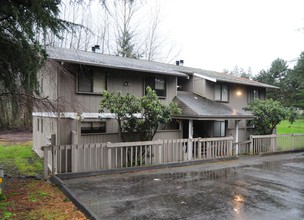 2237 S 333rd St in Federal Way, WA - Foto de edificio - Building Photo