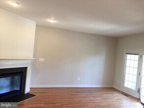 25802 Turlough Terrace in South Riding, VA - Foto de edificio - Building Photo