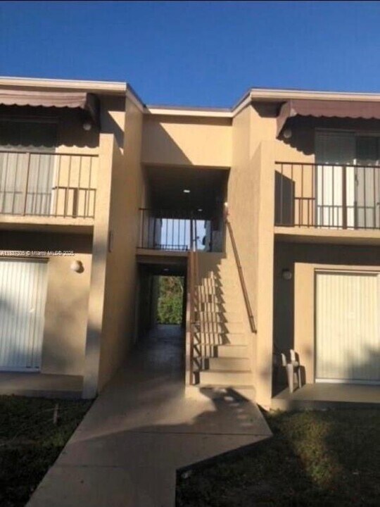1129 Lake Victoria Dr in Royal Palm Beach, FL - Building Photo