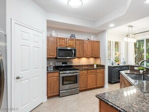 2012 Tarpon Bay Dr N in Naples, FL - Foto de edificio - Building Photo