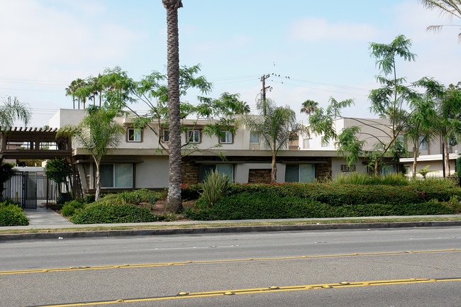 1318 W Cerritos Ave in Anaheim, CA - Foto de edificio - Building Photo