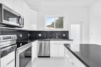 785 SW 7th Ave in Hallandale Beach, FL - Building Photo - Building Photo