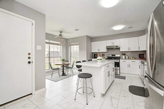 3310 Continental Dr in Missouri City, TX - Foto de edificio - Building Photo