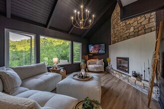 341 Mossy Creek Ln in Sugar Mountain, NC - Building Photo - Building Photo