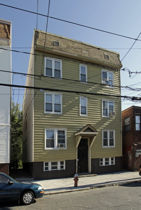 160 Pearsall Ave in Jersey City, NJ - Building Photo