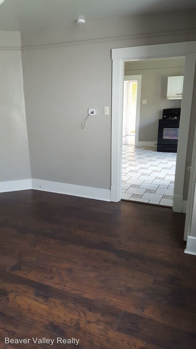 1108 Beaver Rd in Ambridge, PA - Building Photo