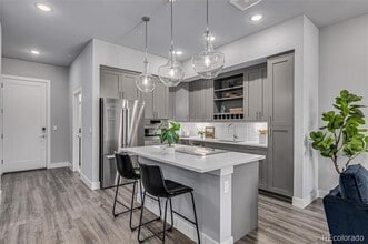 6618 E Lowry Blvd in Denver, CO - Foto de edificio - Building Photo