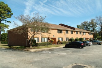 Bay Breeze Apartments - West in Virginia Beach, VA - Building Photo - Building Photo