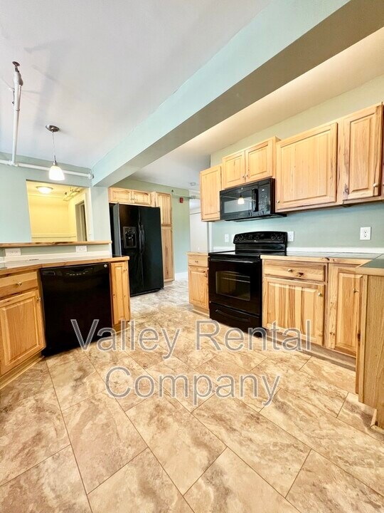 132 Middle St in Hadley, MA - Building Photo
