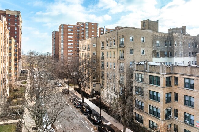 Renaissance - 901 W Argyle St in Chicago, IL - Building Photo - Building Photo