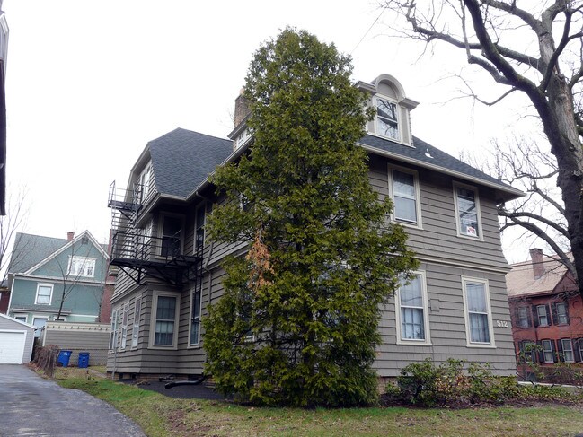 512 Whitney Ave in New Haven, CT - Foto de edificio - Building Photo