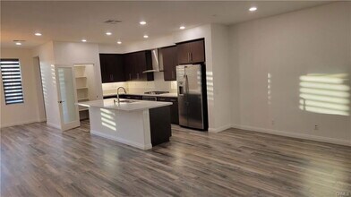 112 Acamar in Irvine, CA - Building Photo - Building Photo