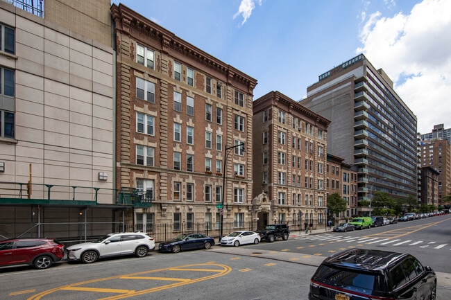 345 W 70th St in New York, NY - Foto de edificio - Building Photo