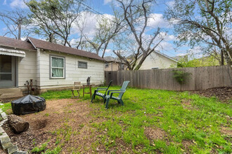 3411 Cedar St, Unit B in Austin, TX - Foto de edificio - Building Photo