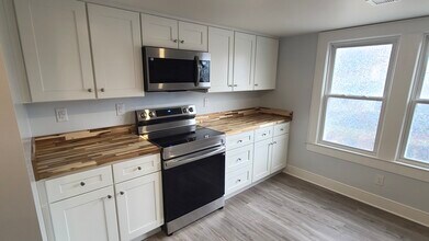 1001 N Main St, Unit 1001a in Burlington, NC - Building Photo - Building Photo