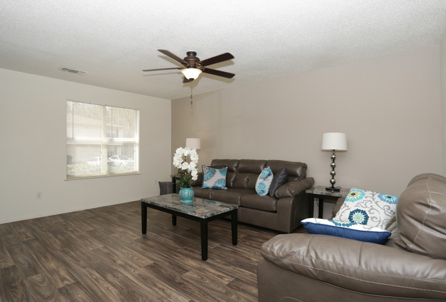 Vineyard Hill Apartments in Griffin, GA - Building Photo - Interior Photo