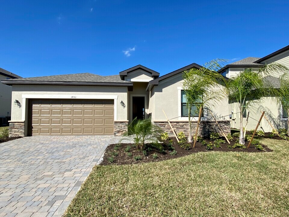 14561 Monrovia Ln in Ft. Myers, FL - Building Photo
