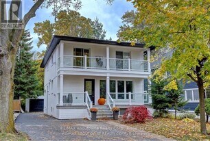 136 Westside Dr in Oakville, ON - Building Photo