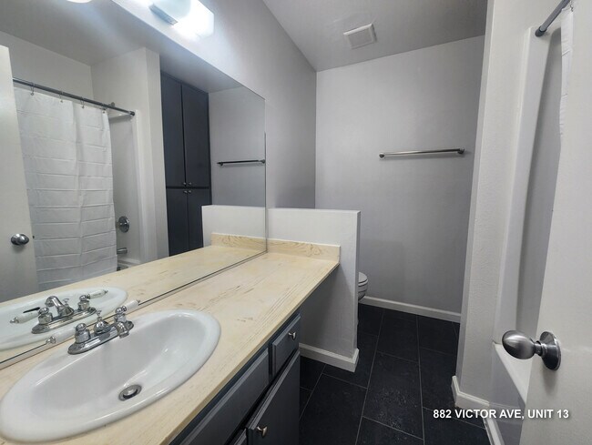 882 Victor Ave, Unit 13 in Inglewood, CA - Building Photo - Building Photo