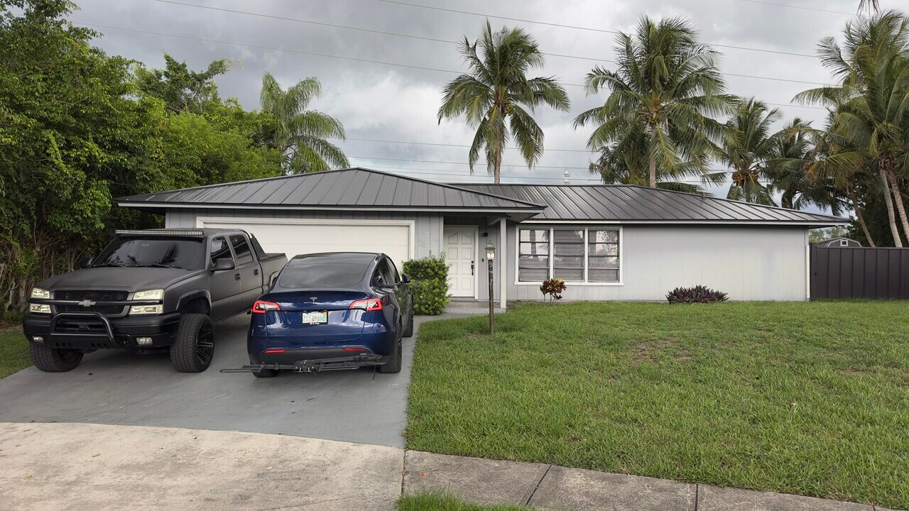 323 Canterbury Dr W in Riviera Beach, FL - Building Photo