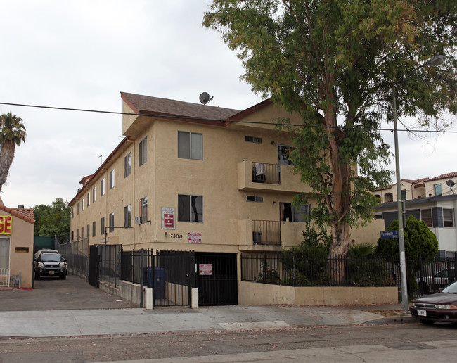 7300 Canby Ave in Reseda, CA - Building Photo - Building Photo