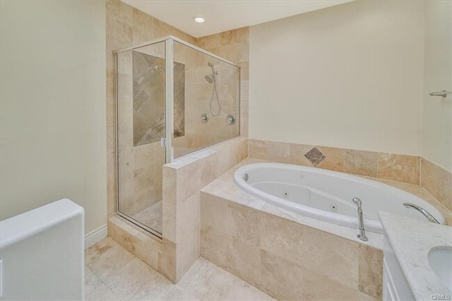 property at 2109 Vanderbilt Ln