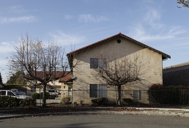 311-329 Bartlett Ave in Hayward, CA - Building Photo - Building Photo