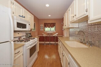 22 Beverly Ct in Tinton Falls, NJ - Building Photo - Building Photo