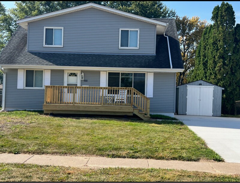 2009 Queens Dr in Bettendorf, IA - Building Photo