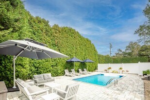 27 Tanners Neck Ln in Westhampton, NY - Building Photo