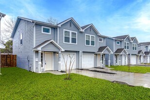 8111 Corinth St in Houston, TX - Building Photo