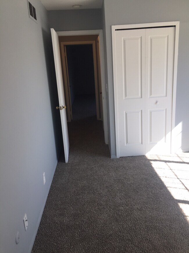 25300 Shiawassee Cir, Unit One Bedroom Unit in Southfield, MI - Building Photo - Building Photo