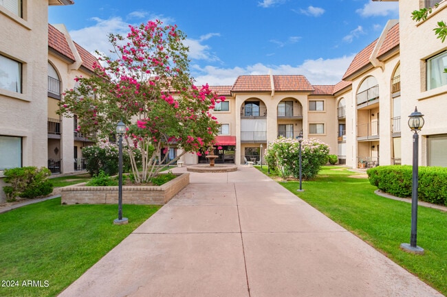 property at 3033 E Devonshire Ave