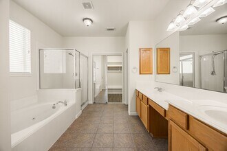 7711 Summer Shore Dr in Rosenberg, TX - Foto de edificio - Building Photo