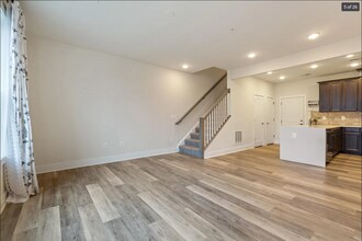 613 Herndon Pky, Unit 51 in Herndon, VA - Building Photo - Building Photo