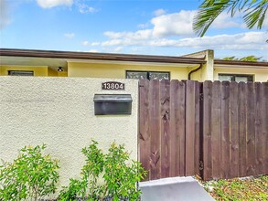 13804 Kendale Lakes Dr in Miami, FL - Building Photo - Building Photo