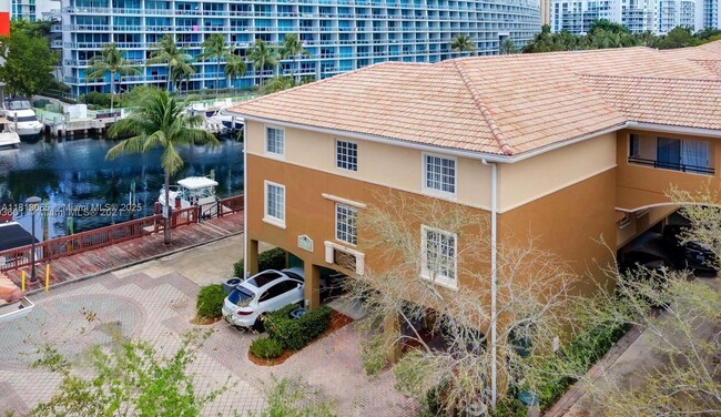 2965 NE 185th St in Miami, FL - Building Photo - Building Photo