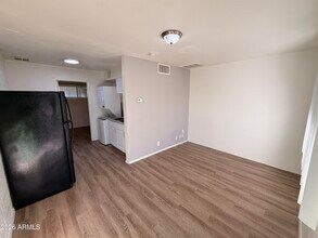 6802 W Glendale Ave in Glendale, AZ - Foto de edificio - Building Photo