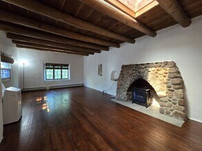 228 Tesuque Village Rd in Santa Fe, NM - Foto de edificio - Building Photo