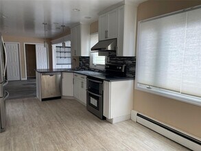 8 Mosshill Blvd in Stony Brook, NY - Building Photo - Building Photo