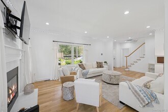 7 Wards Path in Hampton Bays, NY - Building Photo - Building Photo