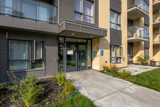 Première Porte in Montréal, QC - Building Photo - Building Photo