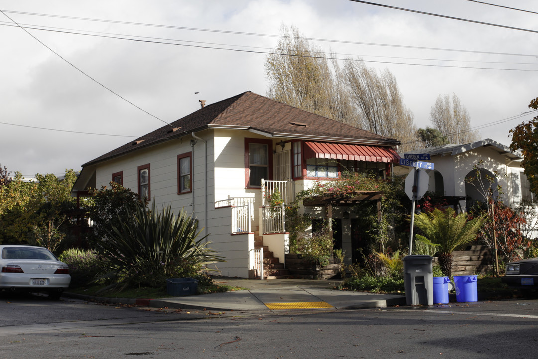 556 Liberty St in El Cerrito, CA - Foto de edificio