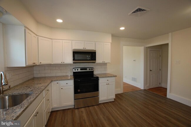 35 East Ave, Unit APT 2 in Woodstown, NJ - Foto de edificio - Building Photo