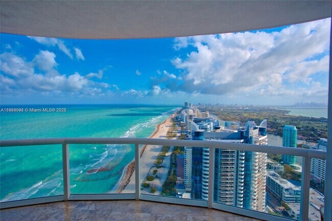 6365 Collins Ave in Miami Beach, FL - Foto de edificio - Building Photo